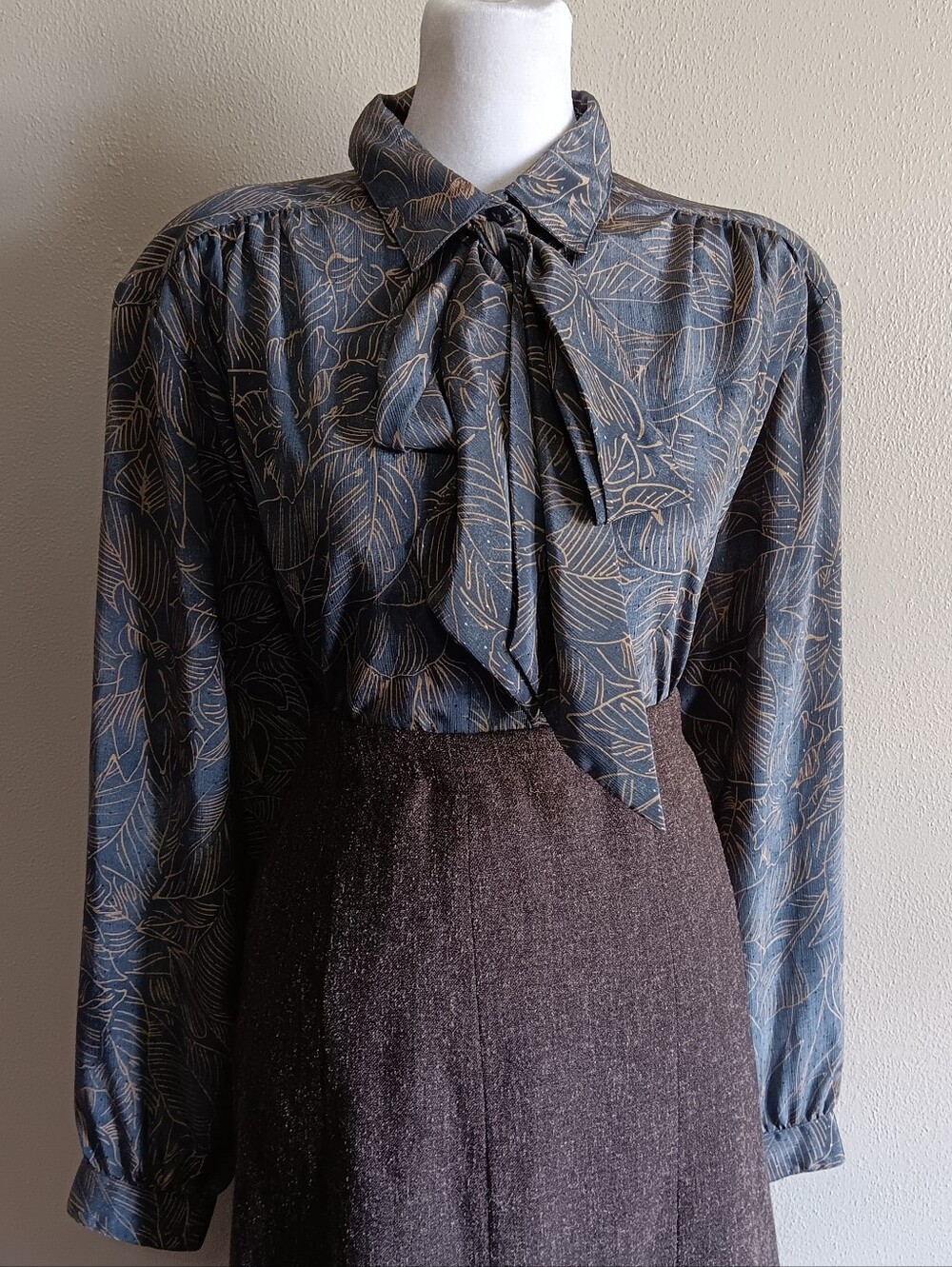Vintage Edwardian Academia Tie Neck Leaf Print Blouse in Slate Blue, Womens 14
